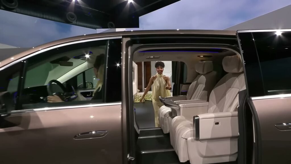 Exterior 2027 Mercedes Benz VLE (4)
