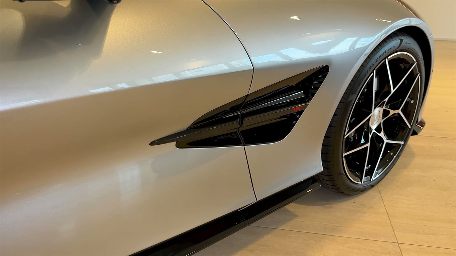 Exterior Aston Martin Vanquish Volante (14)