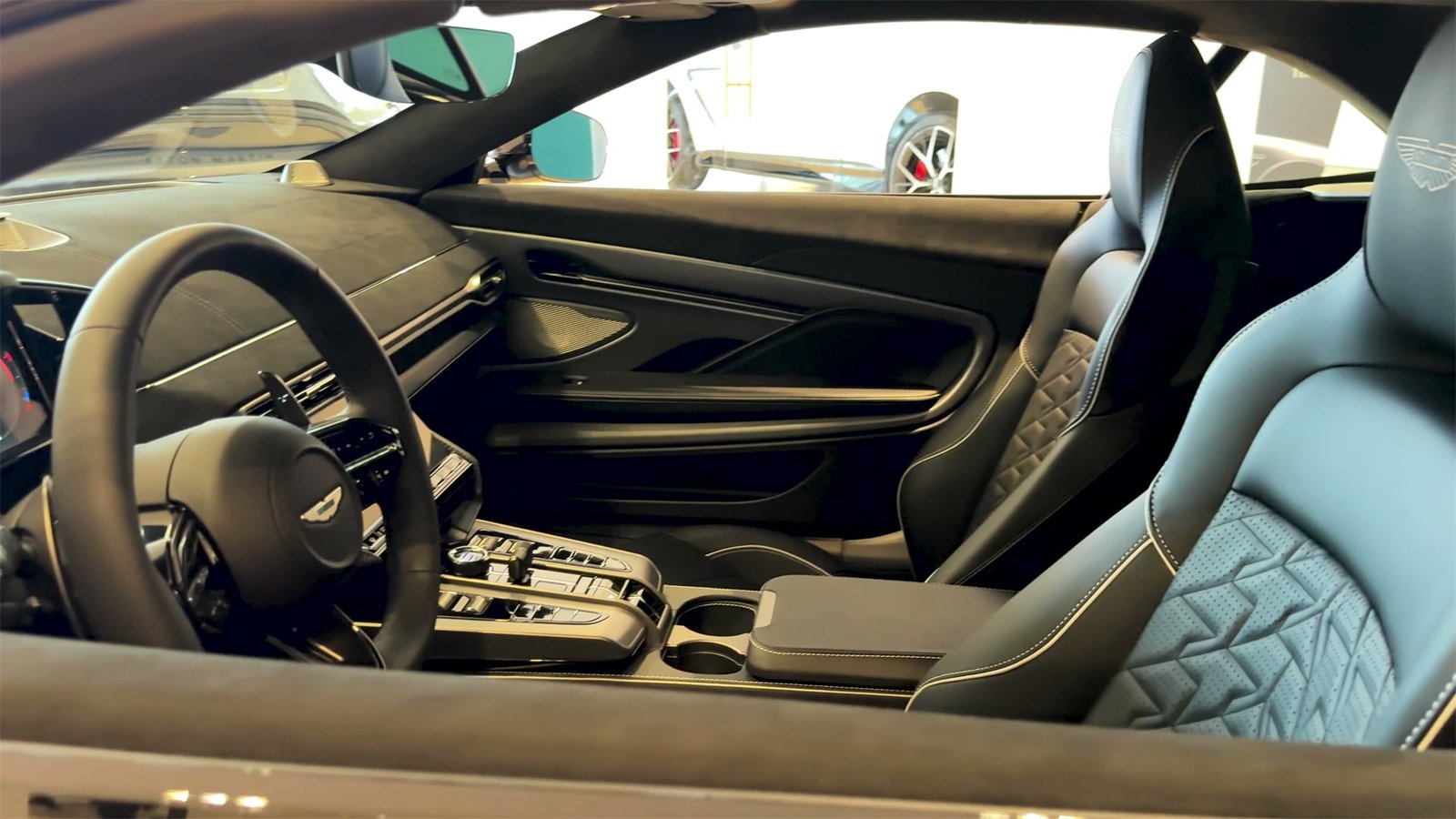 Exterior Aston Martin Vanquish Volante (9)