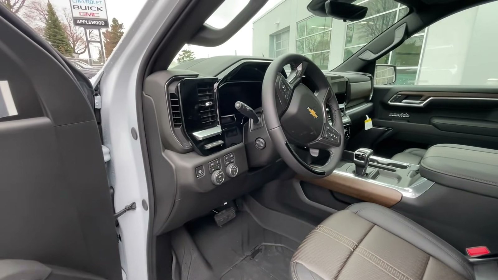 Interior 2026 Chevrolet Silverado 1500 (1)