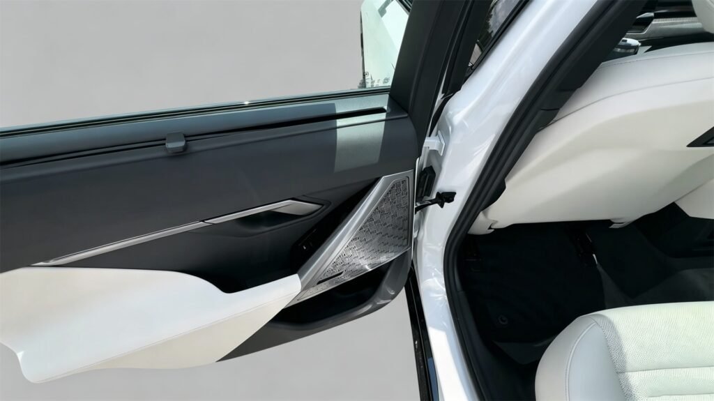 Interior 2027 BMW 550e (2)