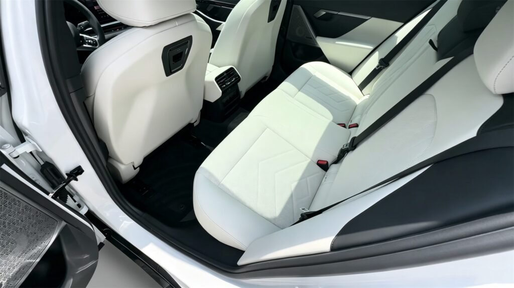 Interior 2027 BMW 550e (4)
