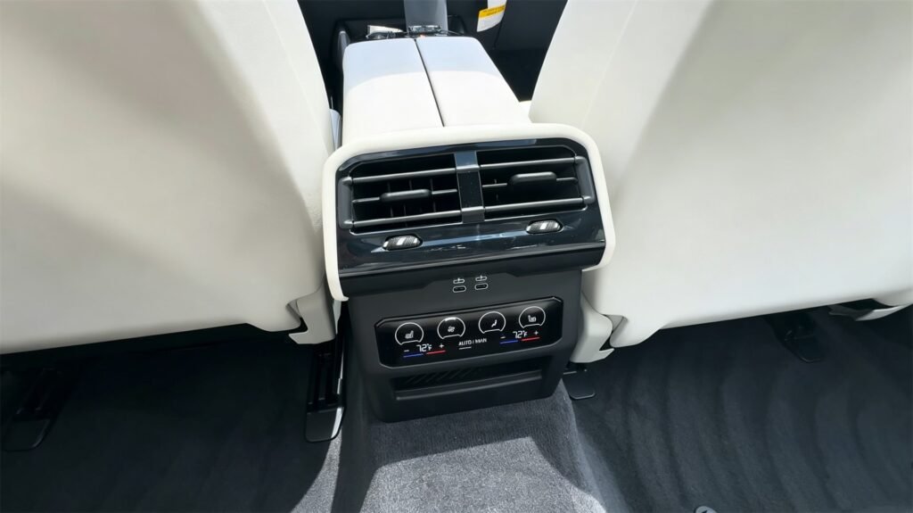 Interior 2027 BMW 550e (5)