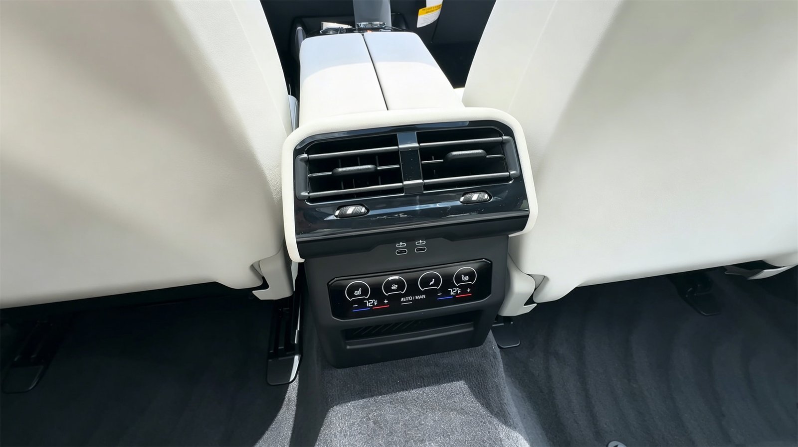 Interior 2027 BMW 550e (5)