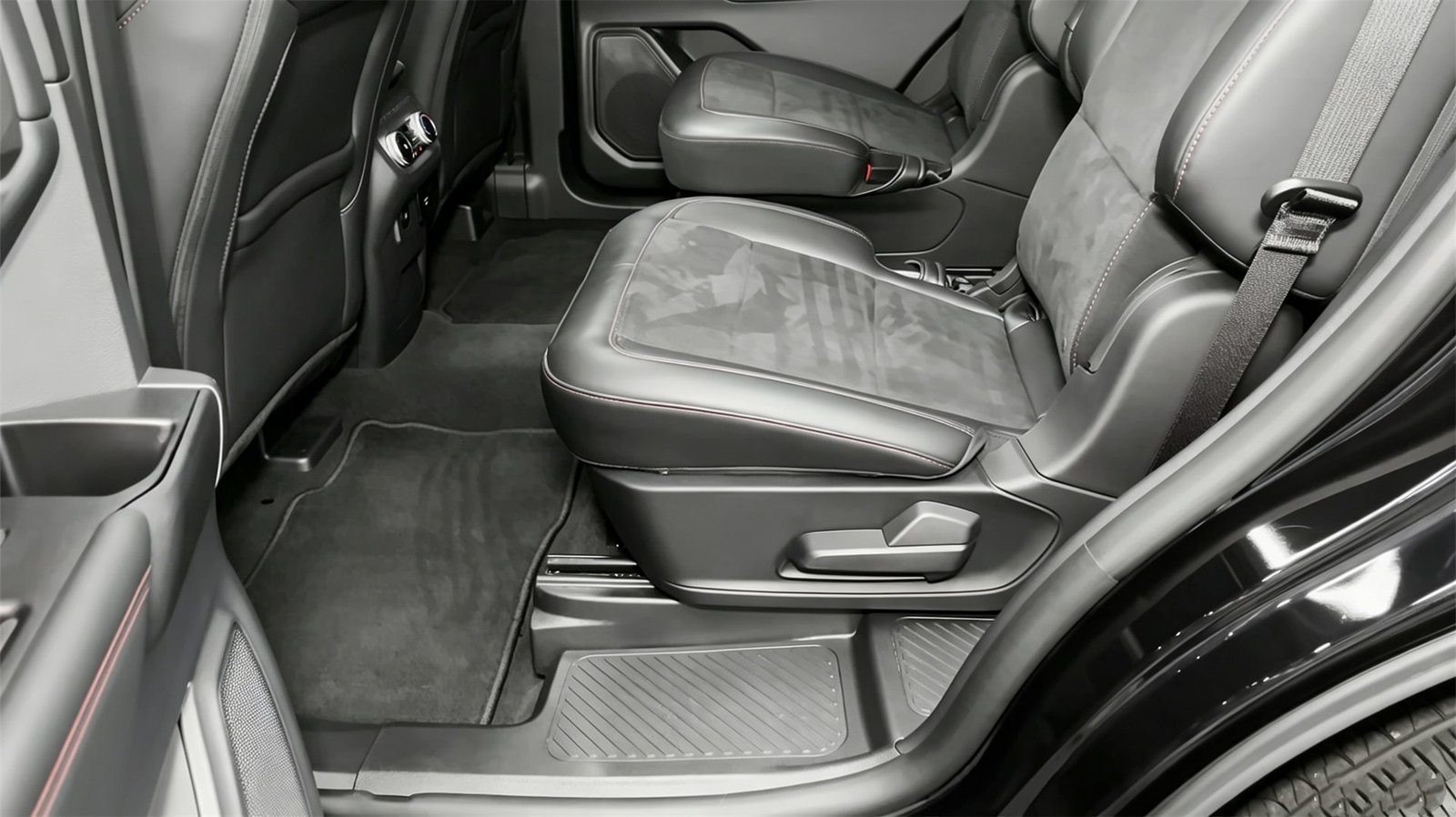 Interior 2027 Ford Explorer ST (4)