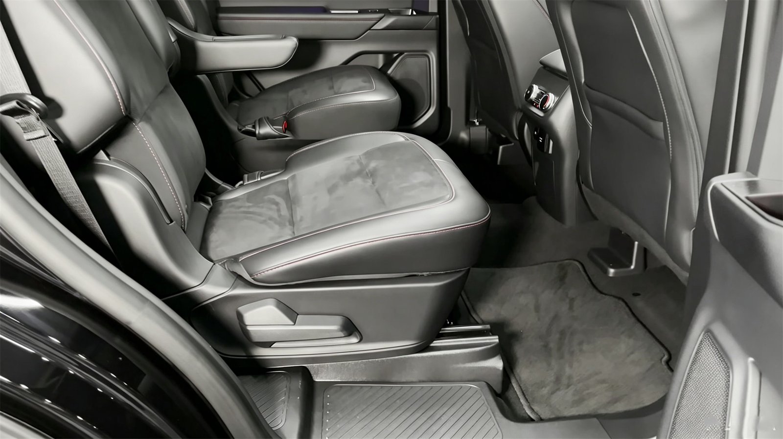 Interior 2027 Ford Explorer ST (5)