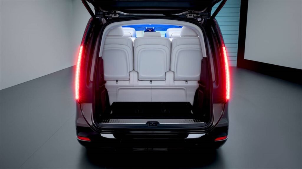 Interior 2027 Mercedes Benz VLE (6)