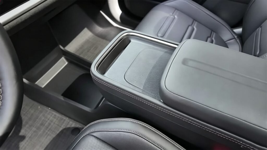 Interior 2027 Rivian R2 (9)