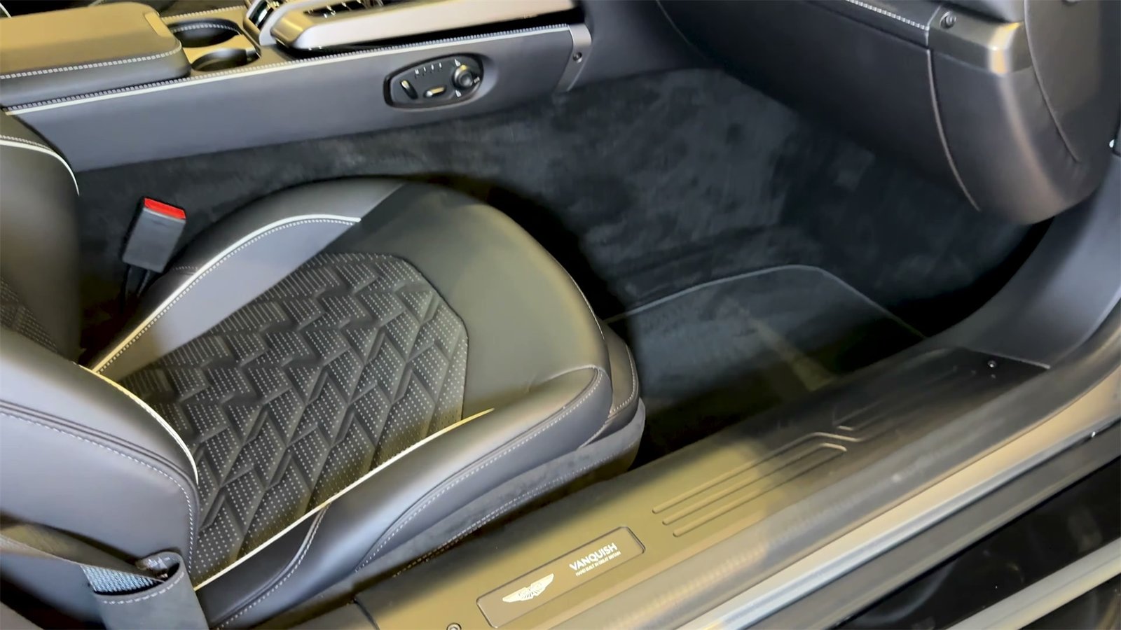 Interior Aston Martin Vanquish Volante (10)