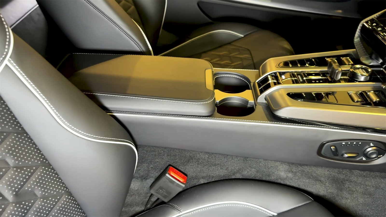 Interior Aston Martin Vanquish Volante (12)