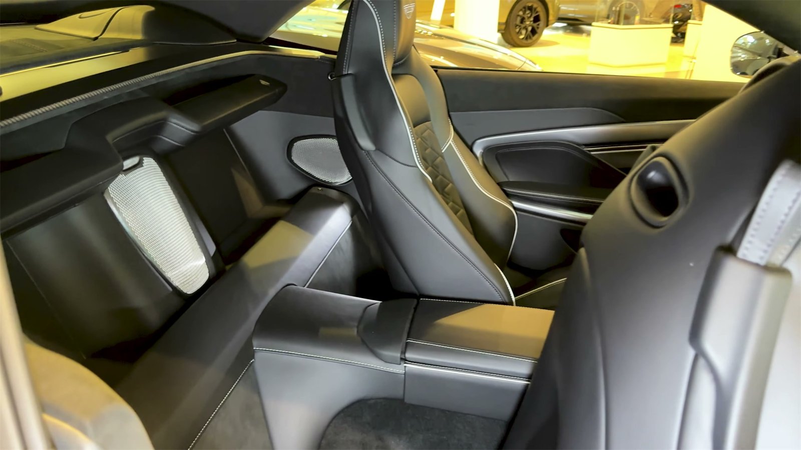 Interior Aston Martin Vanquish Volante (13)
