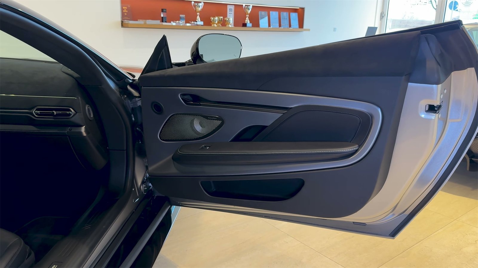 Interior Aston Martin Vanquish Volante (9)