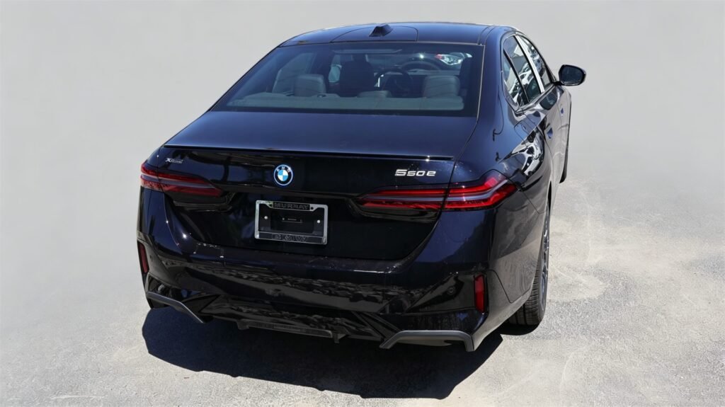 Overview 2027 BMW 550e (2)