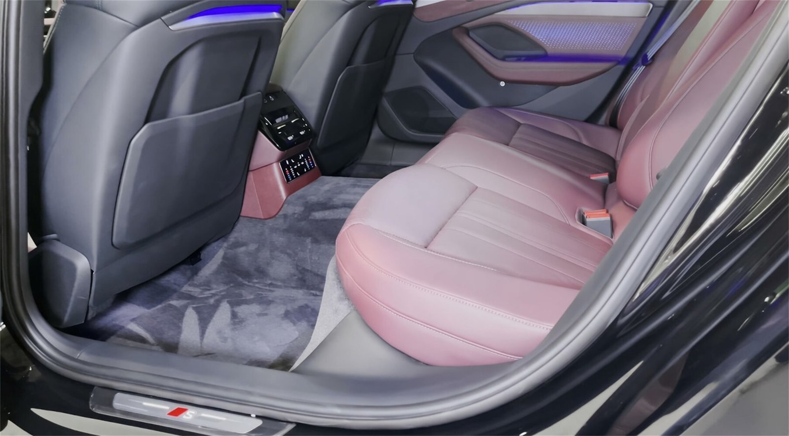 Rear Cabin 2027 Audi A6L