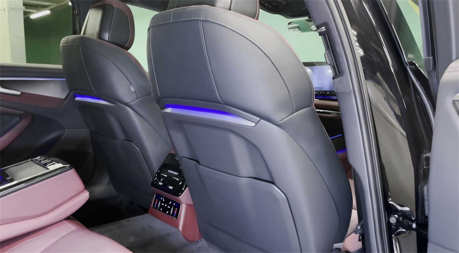 Rear Cabin1 2027 Audi A6L