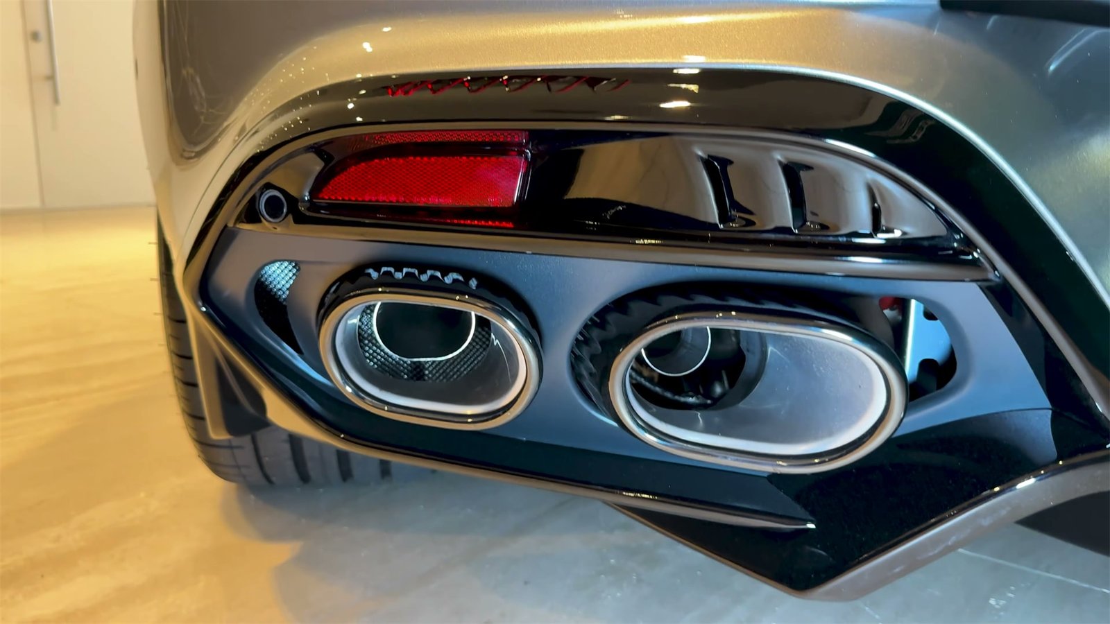 Rear Pipe 2026 Aston Martin Vanquish Volante