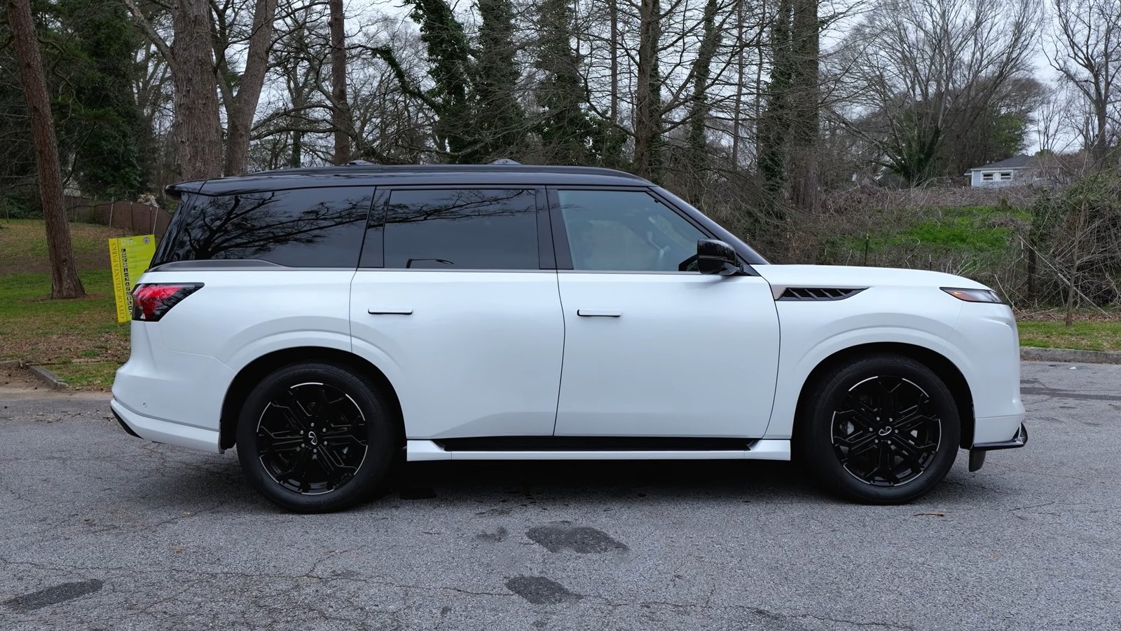 Side 2026 INFINITI QX80