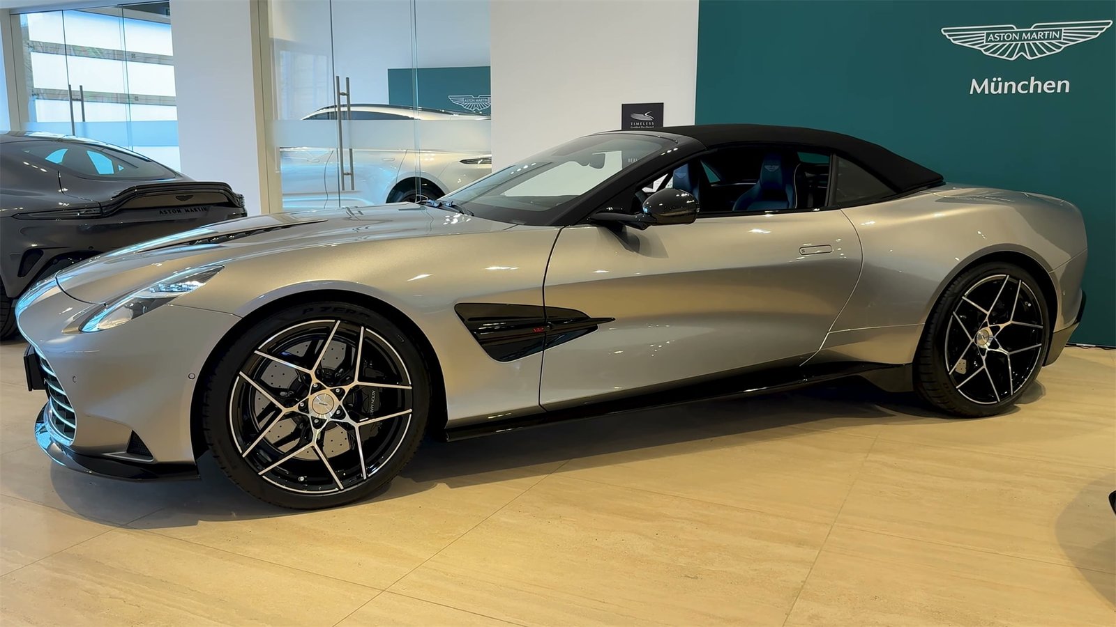 Side Aston Martin Vanquish Volante