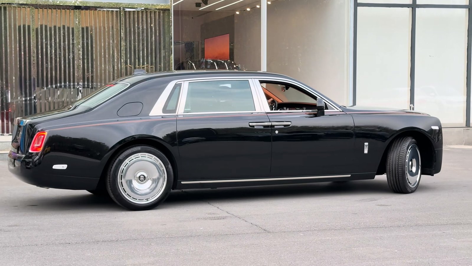 Side Rolls Royce Phantom