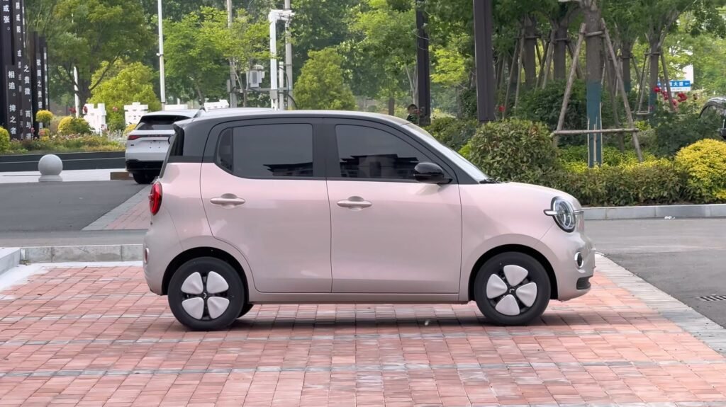 Side Wuling Hongguang Mini EVs
